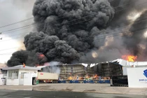 Cháy lớn kho gỗ hàng ngàn m2 trong khu công nghiệp Sóng Thần