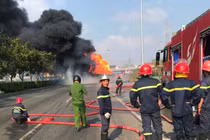 Xe bồn chở nhiên liệu cháy dữ dội ở cửa ngõ Sài Gòn