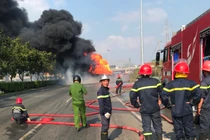 Xe bồn chở nhiên liệu cháy dữ dội ở cửa ngõ Sài Gòn