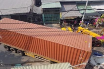 Xe container tông sập 3 nhà dân, 14 người thoát chết trong gang tấc