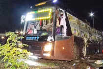 Xe khách giường nằm lật, đè chết và bị thương 19 người