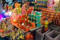 Người dân Sài Gòn đổ xô đi sắm đồ cúng tiễn ông Công ông Táo