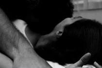 Bé gái 9 tuổi bị bạn nhậu của bố hiếp dâm