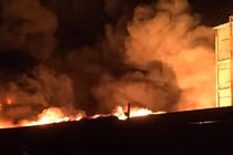 TPHCM: Cháy kho dầu hàng trăm cảnh sát dập lửa xuyên đêm