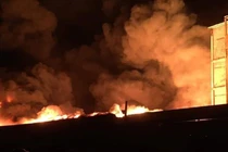 TPHCM: Cháy kho dầu hàng trăm cảnh sát dập lửa xuyên đêm