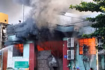 TPHCM: Biển lửa bao trùm kho chứa nông sản, 4 ôtô bị cháy