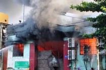 TPHCM: Biển lửa bao trùm kho chứa nông sản, 4 ôtô bị cháy
