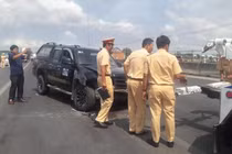 Tài xế “tâm thần” chống người thi hành công vụ, 1 cảnh sát trọng thương