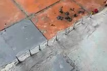 Chôn đinh nhọn trên vỉa hè: Nghi “âm mưu” của người giữ nhà?