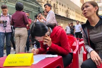 Chung cư giữa Sài Gòn nghiêng, khẩn cấp di dời hàng trăm người dân