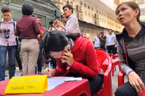 Chung cư giữa Sài Gòn nghiêng, khẩn cấp di dời hàng trăm người dân