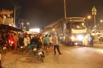 Xe đầu kéo cuốn xe máy vào gầm, hai người tử vong thương tâm