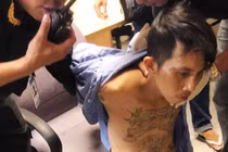 Tạm giữ gã xăm trổ rút súng gây rối tại sân bay Tân Sơn Nhất