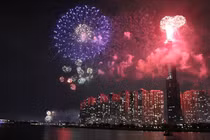 Pháo hoa rực sáng, lung linh trên sông Sài Gòn đêm 30/4 