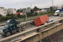 Kinh hoàng container đè ô tô trên cao tốc Long Thành - Dầu Giây 