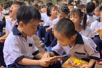 Những đứa trẻ trong ca sinh 5 đầu tiên vào lớp 1