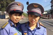 Nhân viên gác chắn “giành với tử thần” cứu cụ bà trước đầu xe lửa