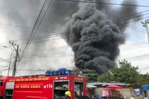 Bình Dương: Cháy kho hoá chất, người dân hoảng loạn di dời tài sản