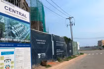 Chủ đầu tư Lancaster Eden “ngang ngược” chiếm vỉa hè, học sinh khốn đốn