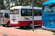 Hàng loạt ôtô biển xanh, đậu trong nhà hàng giữa trưa