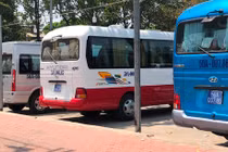 Hàng loạt ôtô biển xanh, đậu trong nhà hàng giữa trưa