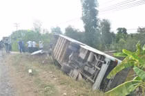 Lật xe khách chở 40 công nhân, nhiều người bị thương 
