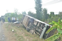 Lật xe khách chở 40 công nhân, nhiều người bị thương 
