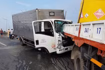 Xe tải tông trực diện vào đuôi xe cẩu, 2 người tử vong