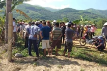 Nắm tay ra đồng, 2 vợ chồng bị điện giật tử vong