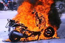 Vụ xăng giả của đại gia Trịnh Sướng: Cháy xe, ai đền?