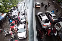 TP HCM: Mưa đầu mùa ngập hơn nửa mét, người dân khốn đốn lội nước