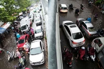 TP HCM: Mưa đầu mùa ngập hơn nửa mét, người dân khốn đốn lội nước