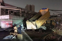 Trụ điện trung thế ngã gây tiếng nổ lớn, nhiều khu vực mất điện