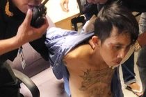 Tạm giữ gã xăm trổ rút súng gây rối tại sân bay Tân Sơn Nhất