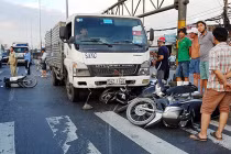 Phụ nữ, trẻ em bàng hoàng giây phút xe tải “lùa” nhiều xe máy trên QL1