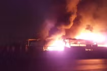 Bình Thuận: Xe khách giường nằm cháy, thiêu rụi cả nhà dân