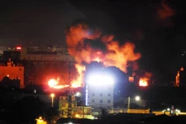 Trắng đêm dập "biển lửa" kinh hoàng tại kho dầu ở TPHCM