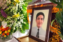 Hiện trường cha dắt con đi chơi bị đâm chết ngay... trụ sở Công an