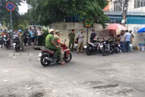 Người đàn ông mang giấy khám bệnh chết dưới gầm cầu vượt bằng thép ở Sài Gòn