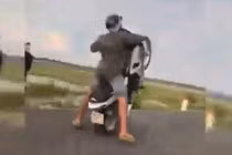 Video: Thanh niên “trổ tài” bốc đầu xe máy và cái kết “đắng”