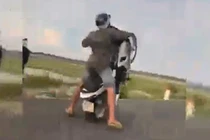 Video: Thanh niên “trổ tài” bốc đầu xe máy và cái kết “đắng”