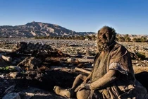 Video: Người đàn ông bẩn nhất thế giới, hơn 60 năm không tắm