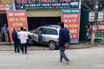 Video: Xế hộp mất lái người phụ nữ thoát chết trong gang tấc