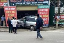 Video: Xế hộp mất lái người phụ nữ thoát chết trong gang tấc