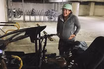 Video: Nữ nghị sĩ đạp xe đến bệnh viện để sinh con