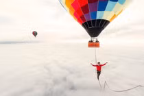 Video: Người đàn ông bước đi trên dây ở độ cao cả nghìn mét