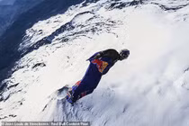 Video: Người đầu tiên trên thế giới bay vào “ngôi nhà của quỷ“