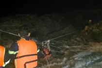 Video: Thót tim giải cứu 3 người kẹt trên mỏm đá giữa dòng lũ dữ