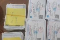 Người dân xã nghèo phải đóng tiền khi nhận thẻ bảo hiểm y tế