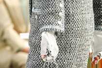 Túi hiệu Chanel giá 300 triệu gây sốc vì chẳng khác giỏ đựng đồ trong siêu thị 